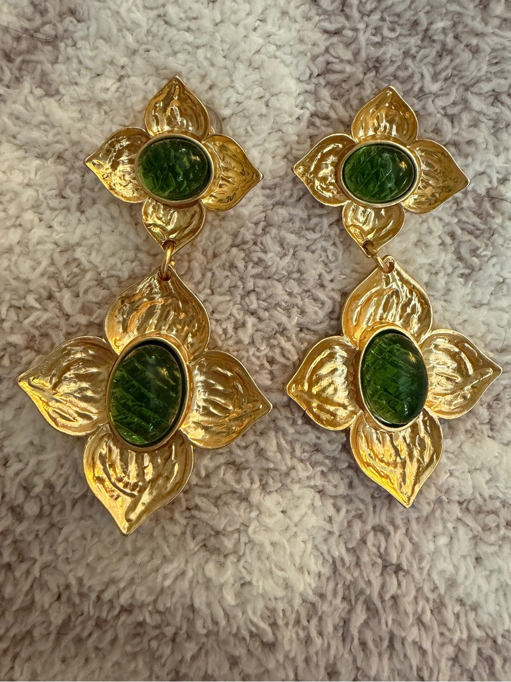 KJL GOLD FLORAL DANGLE DROP EARRINGS/ GREEN GLASS CABOCHON- CLIP ON - Picture 2 of 14